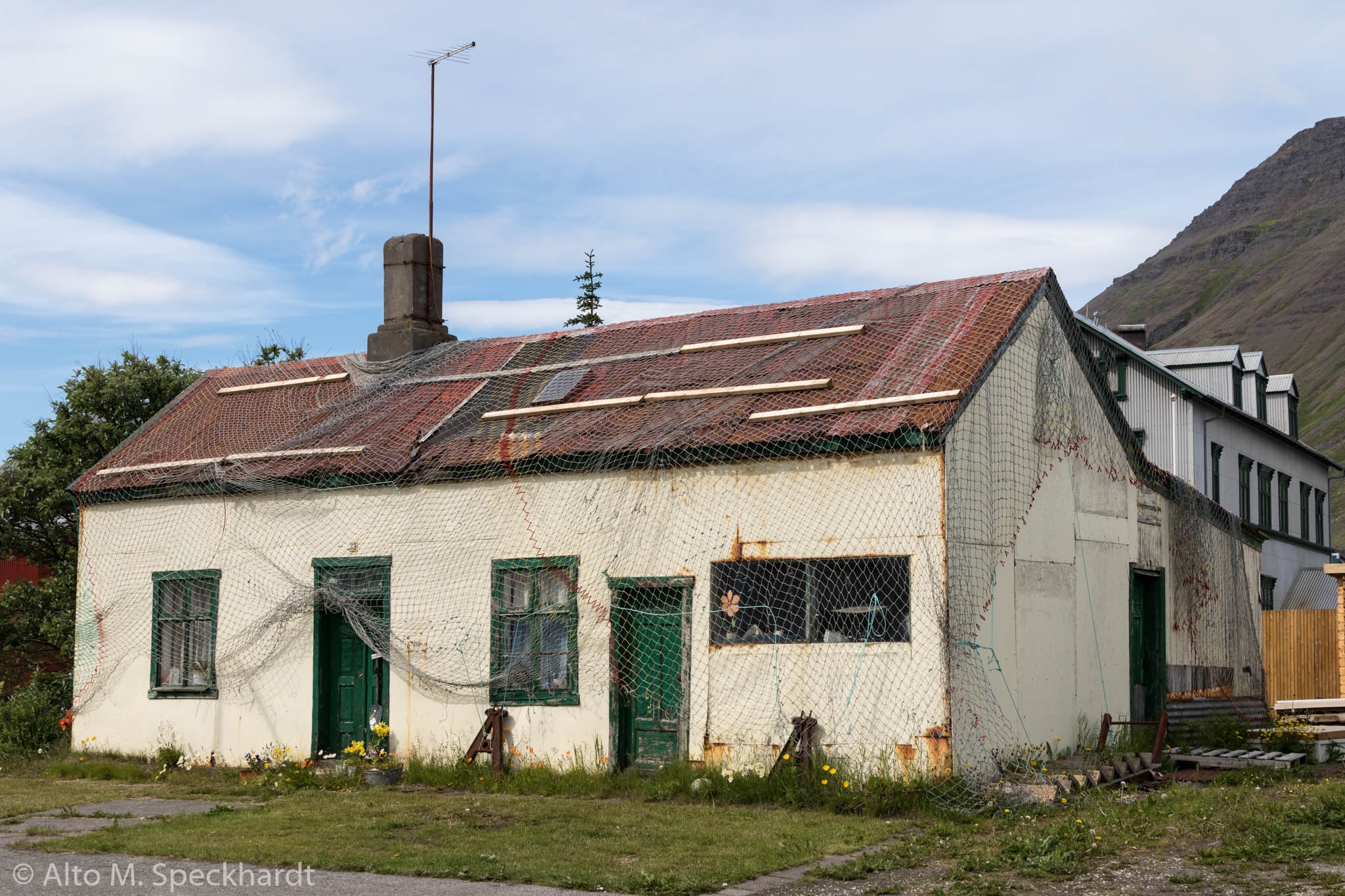 Haus mit Fischernetz in Isafjördur
