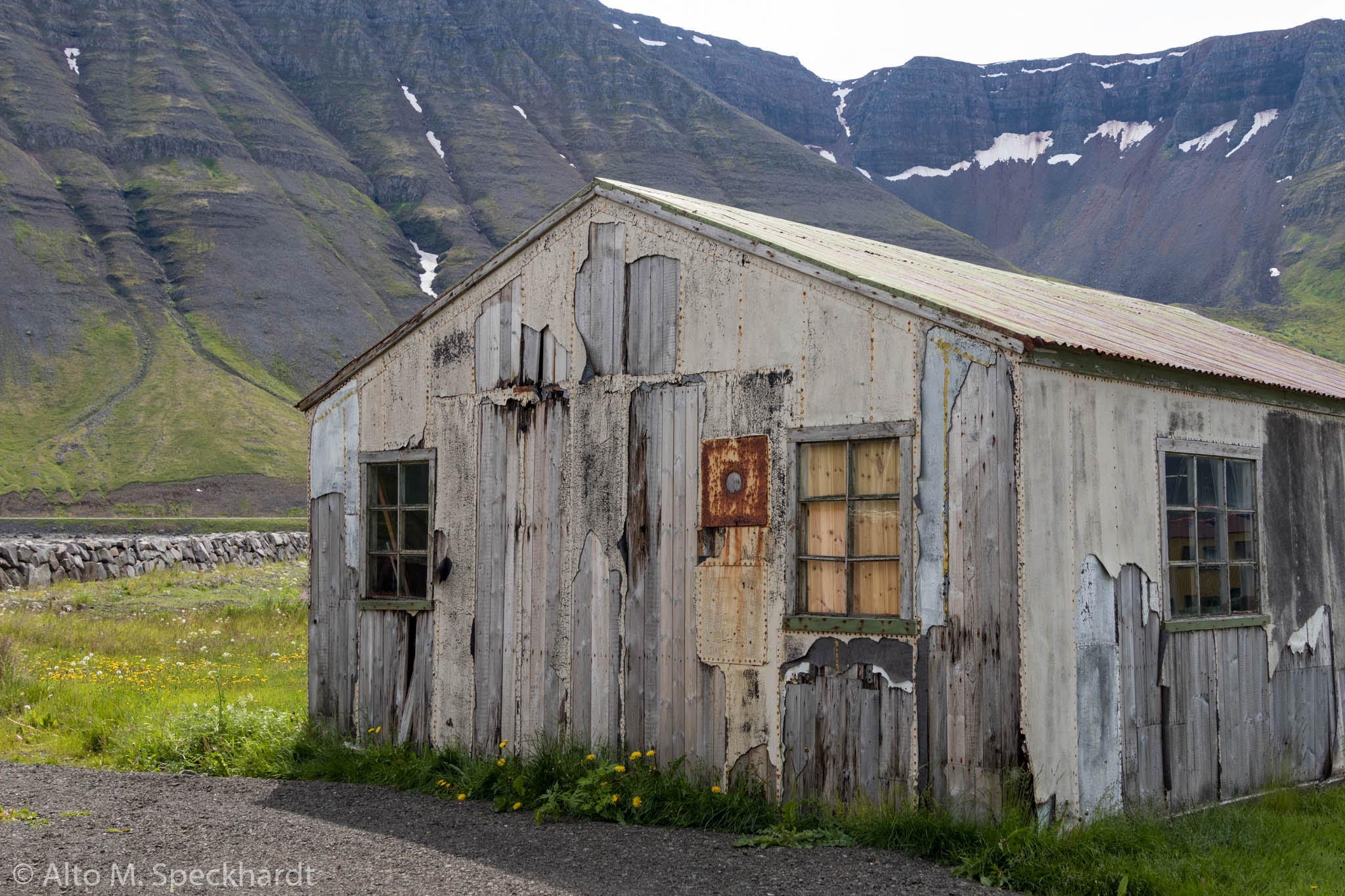 Schuppen am Rand von Isafjördur