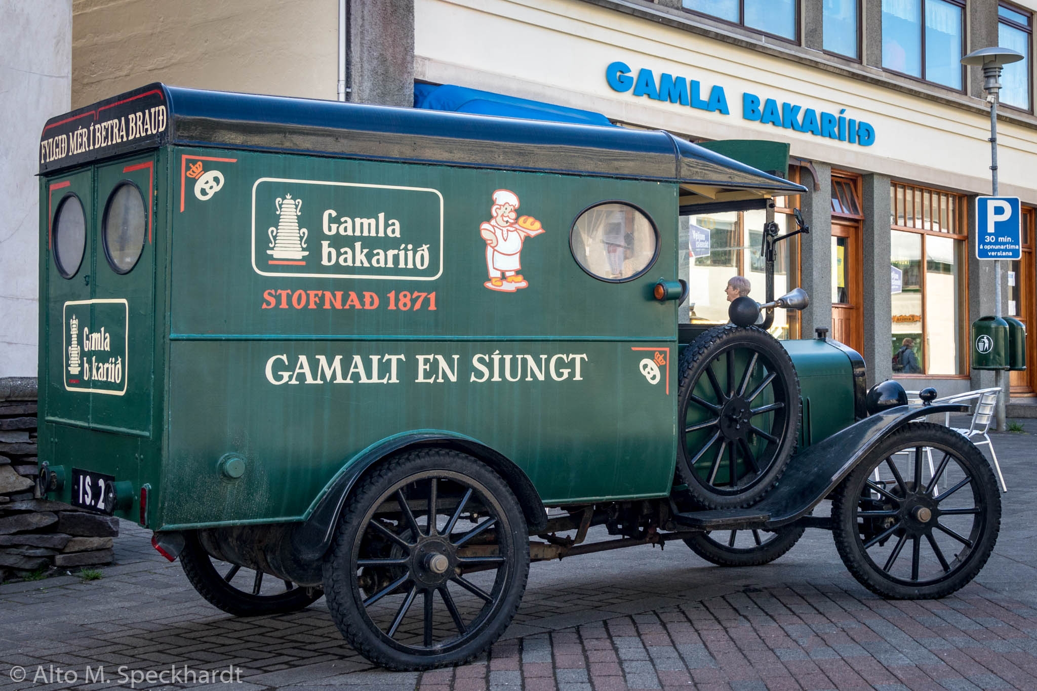 Ford Model T vor der \"Gamla Bakariid\", der \"Alten Bäckerei\"